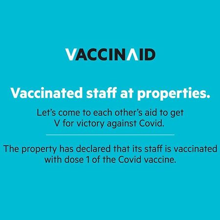 Vaccinated Staff- Oyo Townhouse 105 Khar West Station Hotell Mumbai Exteriör bild