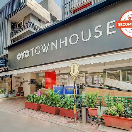 Vaccinated Staff- Oyo Townhouse 105 Khar West Station Hotell Mumbai Exteriör bild