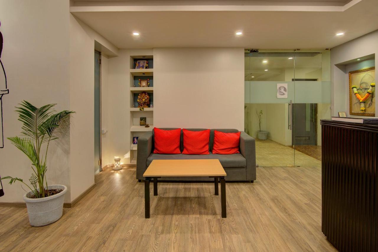 Vaccinated Staff- Oyo Townhouse 105 Khar West Station Hotell Mumbai Exteriör bild