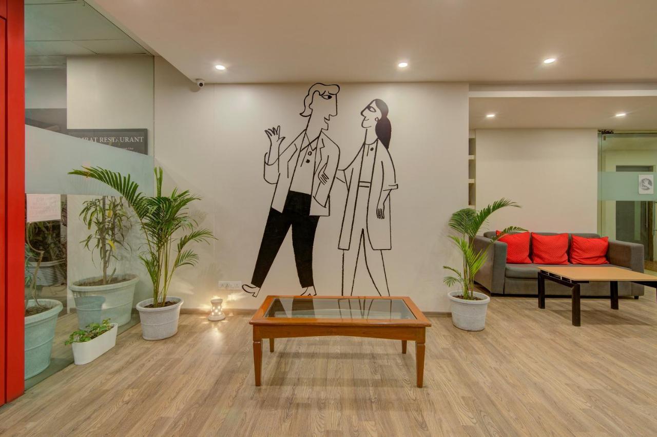 Vaccinated Staff- Oyo Townhouse 105 Khar West Station Hotell Mumbai Exteriör bild