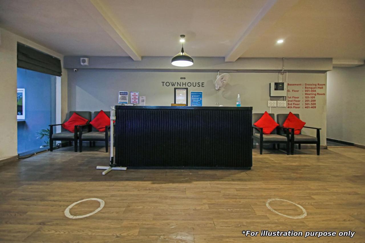Vaccinated Staff- Oyo Townhouse 105 Khar West Station Hotell Mumbai Exteriör bild