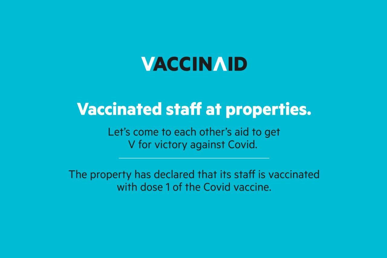 Vaccinated Staff- Oyo Townhouse 105 Khar West Station Hotell Mumbai Exteriör bild