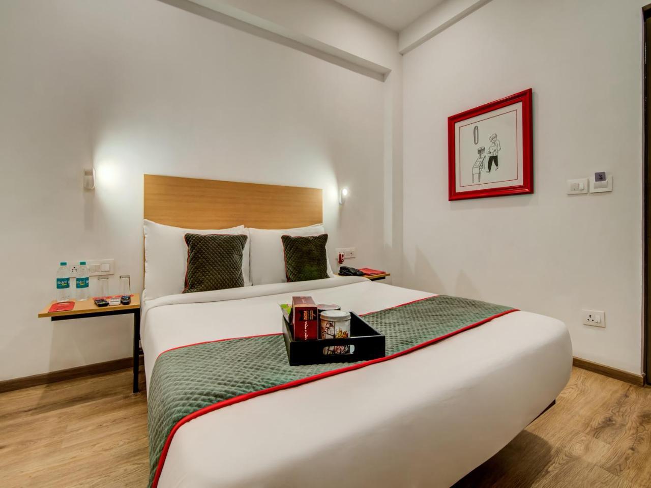 Vaccinated Staff- Oyo Townhouse 105 Khar West Station Hotell Mumbai Exteriör bild