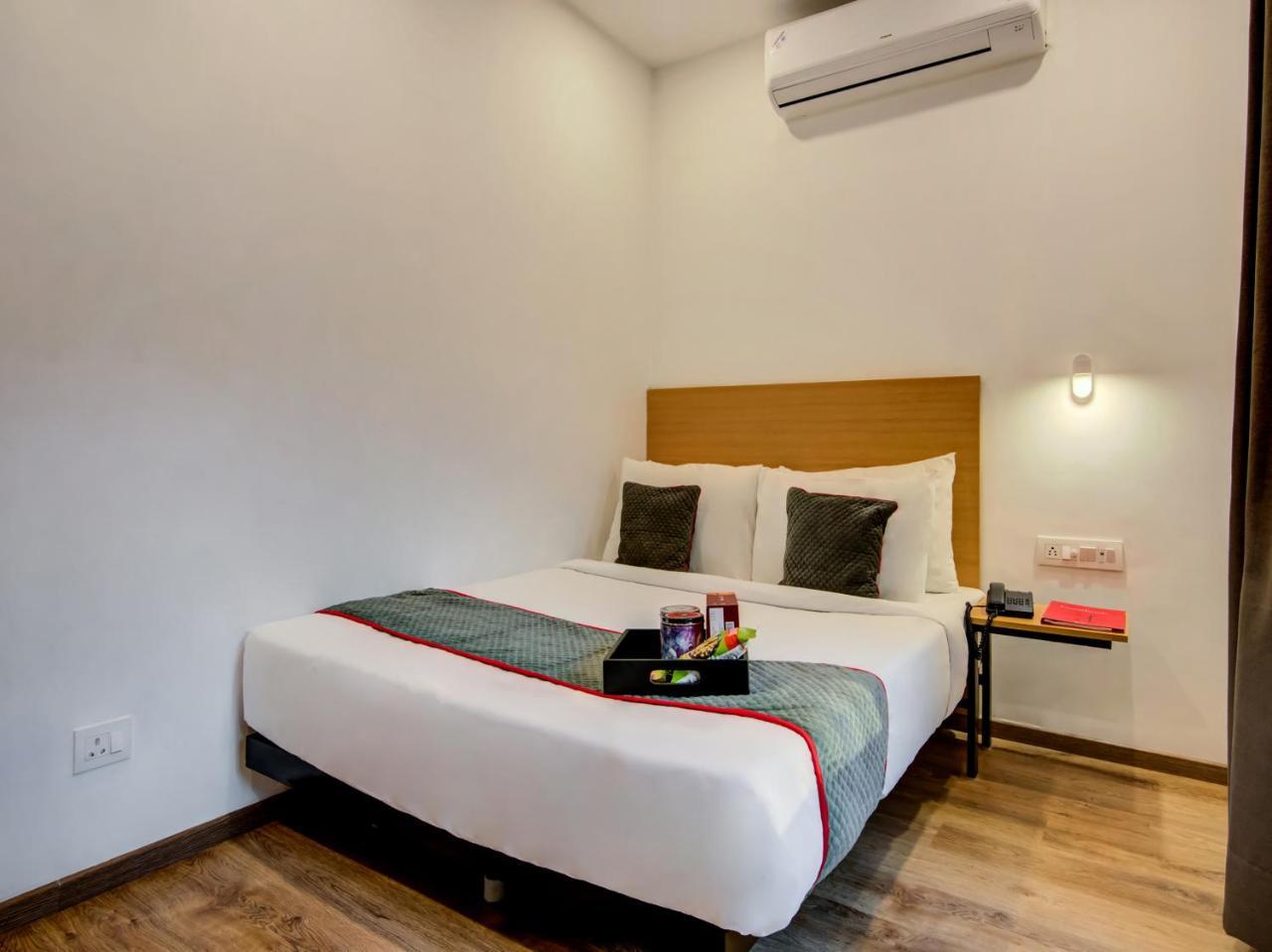 Vaccinated Staff- Oyo Townhouse 105 Khar West Station Hotell Mumbai Exteriör bild