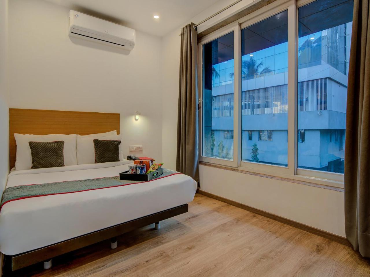 Vaccinated Staff- Oyo Townhouse 105 Khar West Station Hotell Mumbai Exteriör bild