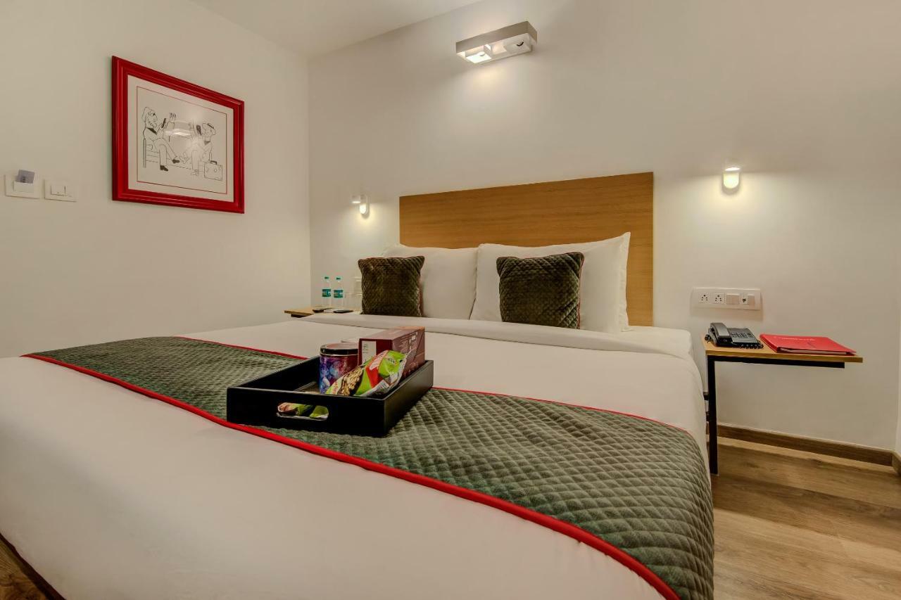 Vaccinated Staff- Oyo Townhouse 105 Khar West Station Hotell Mumbai Exteriör bild