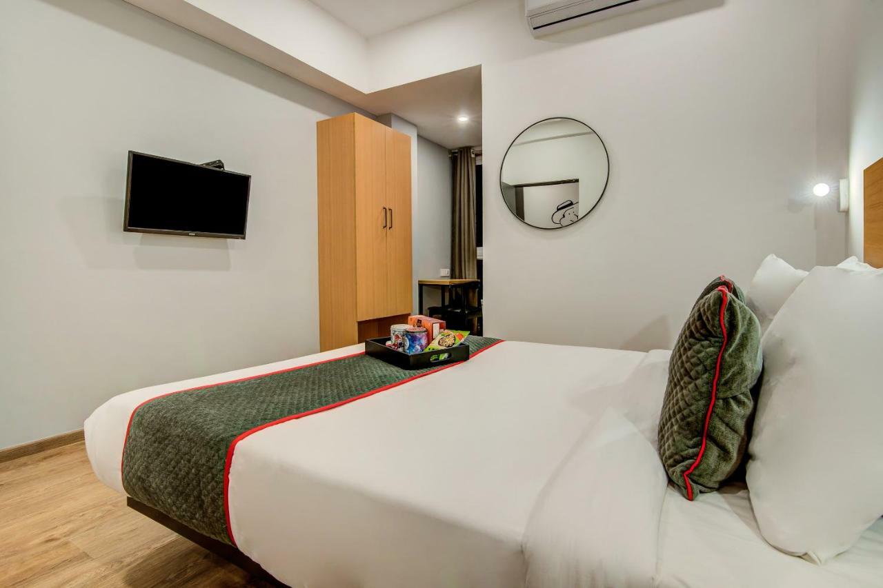 Vaccinated Staff- Oyo Townhouse 105 Khar West Station Hotell Mumbai Exteriör bild