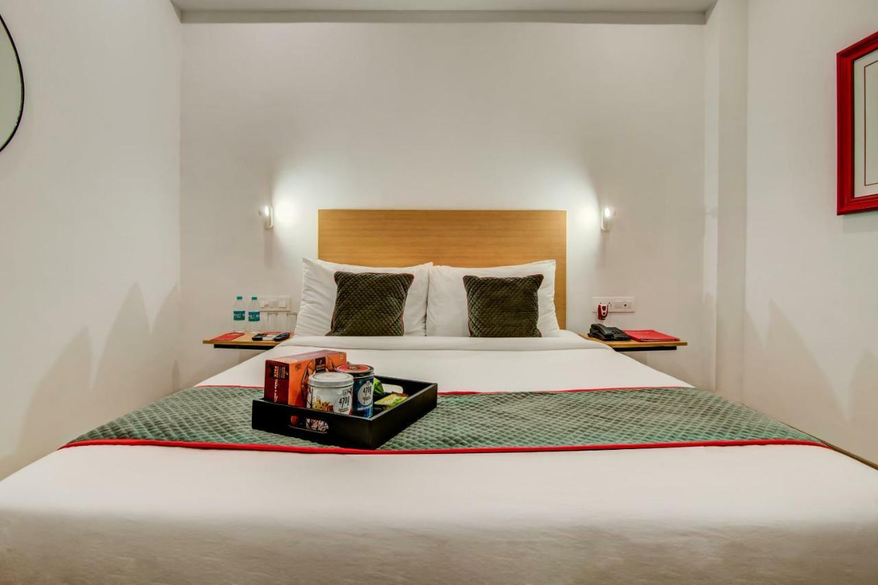 Vaccinated Staff- Oyo Townhouse 105 Khar West Station Hotell Mumbai Exteriör bild