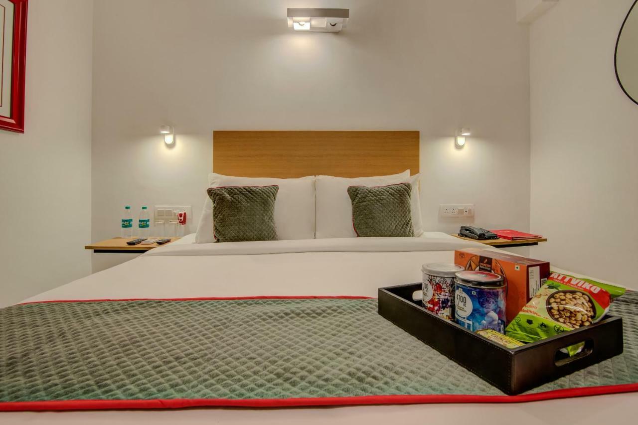 Vaccinated Staff- Oyo Townhouse 105 Khar West Station Hotell Mumbai Exteriör bild